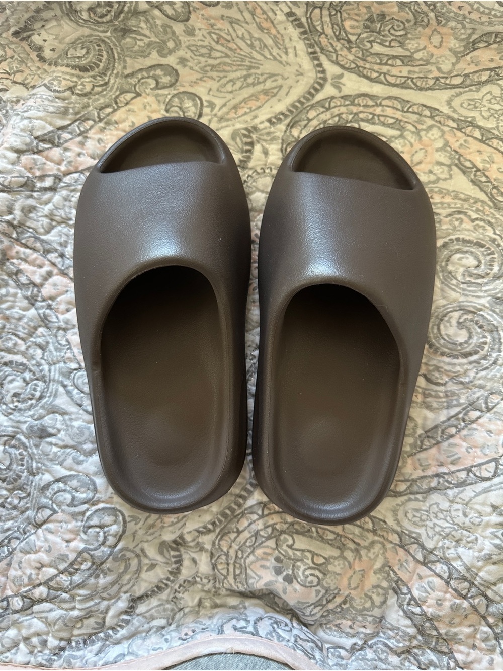 NWB: Yeezy Boys Size 5/ WMS 7 Slide Sandals in Chocolate - Picture 5 of 9